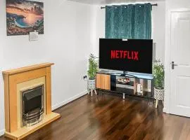 New Manchester City Getaway House with 2 FREE Parking