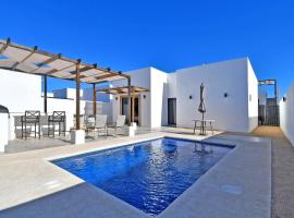 Desert Luxury Villa Pool Rooftop Near Airport, hotel a El Centenario