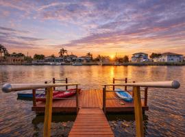 Hernando Beach Waterfront Canal Hot Tub, hotel i Hernando Beach