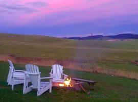 Shenandoah Holiday Chalet Fireplaces & Game Barn, hotel em Middlebrook