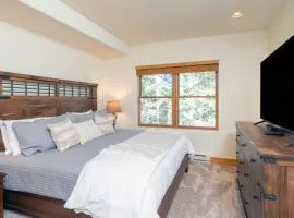 Bear Creek Lodge 303C Hotel Room