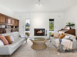 Yarra Valley Farmhouse Sunrise Deck Views, Hotel in Coldstream