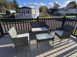 Lovely Caravan With Front Decking At Carlton Meres Park Ref 60018R, hotel a Saxmundham
