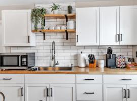 Newly renovated - walking distance to pier!, hôtel à Algoma