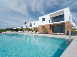 The Village Chumphon Resort and Residence, hotel en Ban Bo It