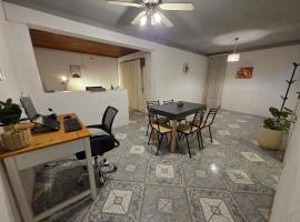 Departamento dos dormitorios en 3er piso por escaleras, khách sạn ở Chajarí