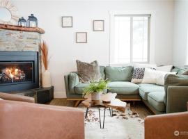 Cabin and Casita Near Rosyln and Suncadia Hot Tub, Game Room, Firepit, Sleeps 11, hotelli kohteessa Ronald