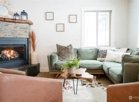 Cabin and Casita Near Rosyln and Suncadia Hot Tub, Game Room, Firepit, Sleeps 11