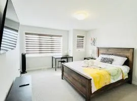 Entire Home in Niagara Region, 6 bedrooms, 5 baths with a game room, arcades