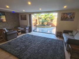 3Bed Modern Contractor & Family house with FREE Parking, hotel u gradu Derbi