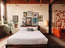 420 Friendly BOHO Loft Downtown KING suite FREE parking, Hotel in Detroit