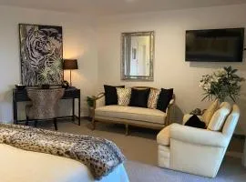 Maison Blue - Chic Garden Apartment - Pet Friendly