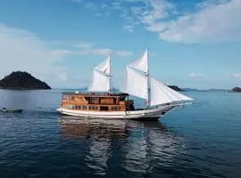 Sundari Voyages by Archipelago Reserve Diving Photography