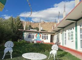 nehruhomestay، فندق في Nako