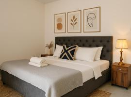 Rishīkesh में Oji's Homestay - Aesthetic Rooms with kitchen in lower tapovan near laxman jhula, free airport pickup for 7 or more night bookings, बीच होटल