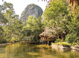 Hang Lan Ecolodge, готель у місті Ніньбінь