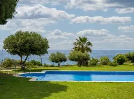 AT084 Piscina compartida con 3 casas y vistas al mar