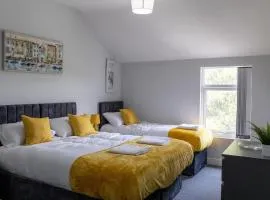 Spacious 4-bed City Centre Home - Free Parking & Wifi