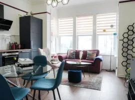 1BR Super King sized Apartment Contractor friendly - Free Parking!