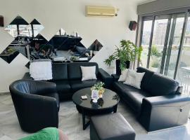 Skyline Penthouse Kimchi Home, Hotel in Giv‘atayim