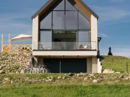 Rumiane pola - stodoła na Mazurach z widokiem na jezioro