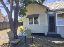 Retro house near Grampians with office,Wifi,Netflix