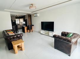 Luxury 3 Bedroom House in East Legon Hills, hotel de lujo en Trofwi