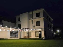 The Monarch Hotel โรงแรมในKāthgodām