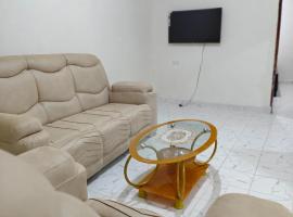 ETOILE HOMEs, hotel con estacionamiento en Litein