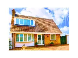 Holiday with Family & Friends at this Amazing Coastal Cottage set in a Peaceful Hamlet close to Beach & Attractions - The Perfect location for those who love to Relax but want Exciting Adventures just a few mins away!