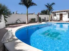 Apartamentos con piscina compartida WIFI y parking