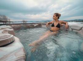 Modernes Penthouse mit Rooftop-Whirlpool, risieger Panoramaterrasse & Tischfußball für bis zu 8 Personen, hotel in Waldkirchen