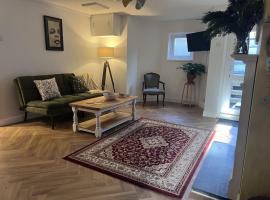 Little B - Artist owned boutique apartment near Southsea beach, hotel di Portsmouth