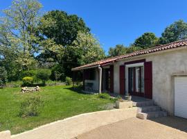 Maison 15 min plages, Hotel in Lairoux