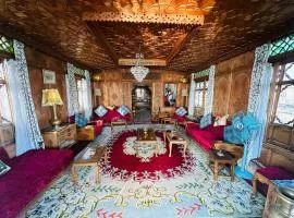 Maharaja palace houseboat