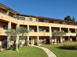 Hôtel La Perna, hotel sa Pernes-les-Fontaines