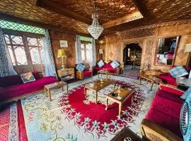 Maharaja palace houseboat
