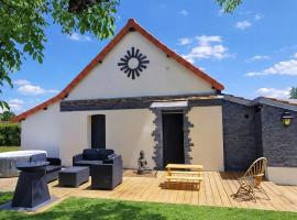 La Demeure du Faon en cœur de Sologne 10mn Lamotte-Beuvron, gîte de charme avec jacuzzi et piscine , proche Center Parc Beauval Châteaux de la Loire Orléans – hotel w mieście Chaon