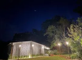 Pauapique - Suítes com café da manhã, ar condicionado e frigobar à 900 metros da Rota do Vinho