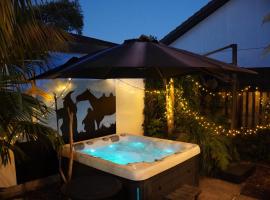 Boutique Central Escape and Magical Family Entertainer!, hotel em Hamilton