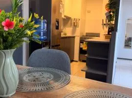 Dep 3 dormitorios, 1 baño, aire acondicionado 18000 btu , parking , piscina