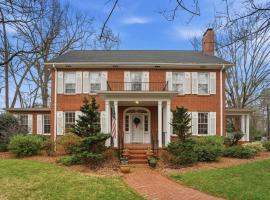 Classic Davidson Retreat 4BR Walk to Downtown，戴維森的飯店