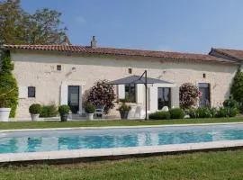 Charmante maison charentaise - piscine chauffée - sauna