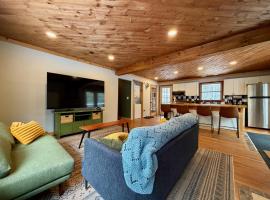 Family and friend friendly upper ski cabin with bunks, sleeps 8, Hotel in Killington