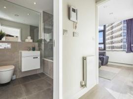 Heathrow Retail Park Aprt Sleeps SEVEN Turbo WiFi, Hotel in Sunbury Common