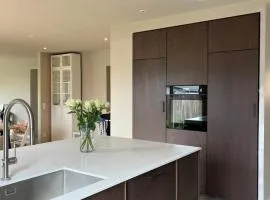 Modern Home - Walk to beach & 20m train to CPH