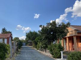 Colonia Natura Apartmanpark, hotel din Sitke