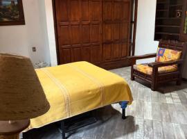 House 3 blocks from downtown, hotel u gradu 'Tepoztlán'