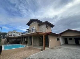 Casa Pedra e Luz em Bombinhas com piscina aquecida