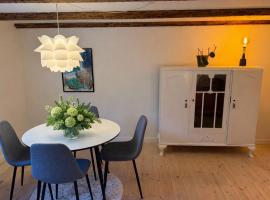 Villa Fuga kælderlejlighed, hotel en Jelling